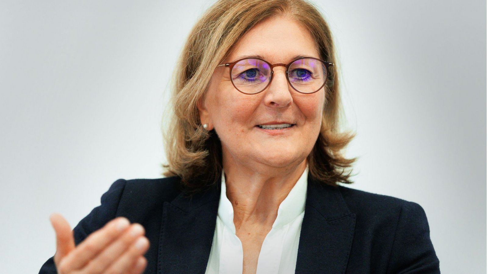Die Vorstandsvorsitzende Edith Weymayr weist den Verdacht von Unregelmäßigkeiten in der L-Bank zurück.Foto: LICHTGUT/Leif Piechowski