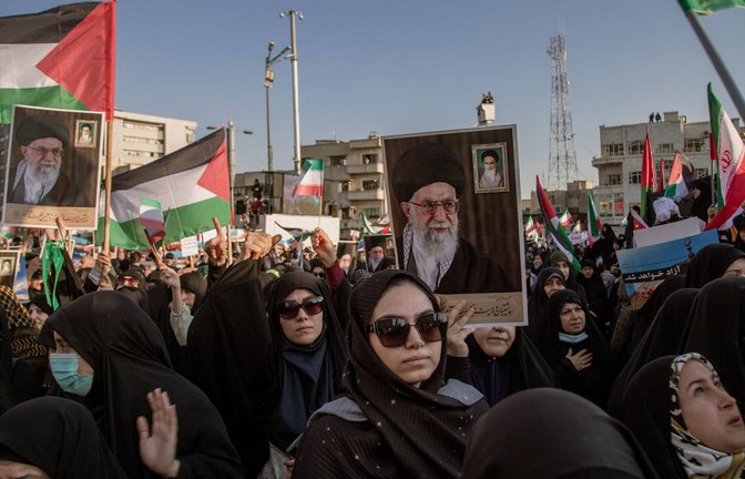 Massen versammeln sich in Teheran zu anti-israelischen Protesten.<span class='image-autor'>Foto: IMAGO/ABACAPRESS/IMAGO/Middle East Images/ABACA</span>