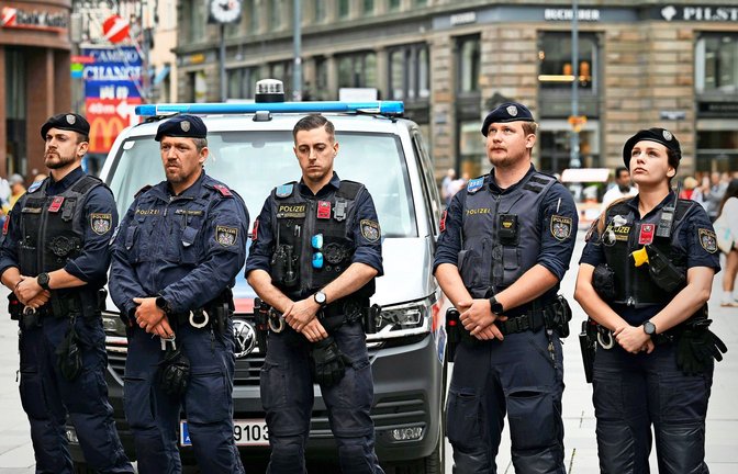 Polizisten in Wien bei einer Schweigeminute für die Opfer von Graz.<span class='image-autor'>Foto: Helmut Fohringer/APA/dpa</span>
