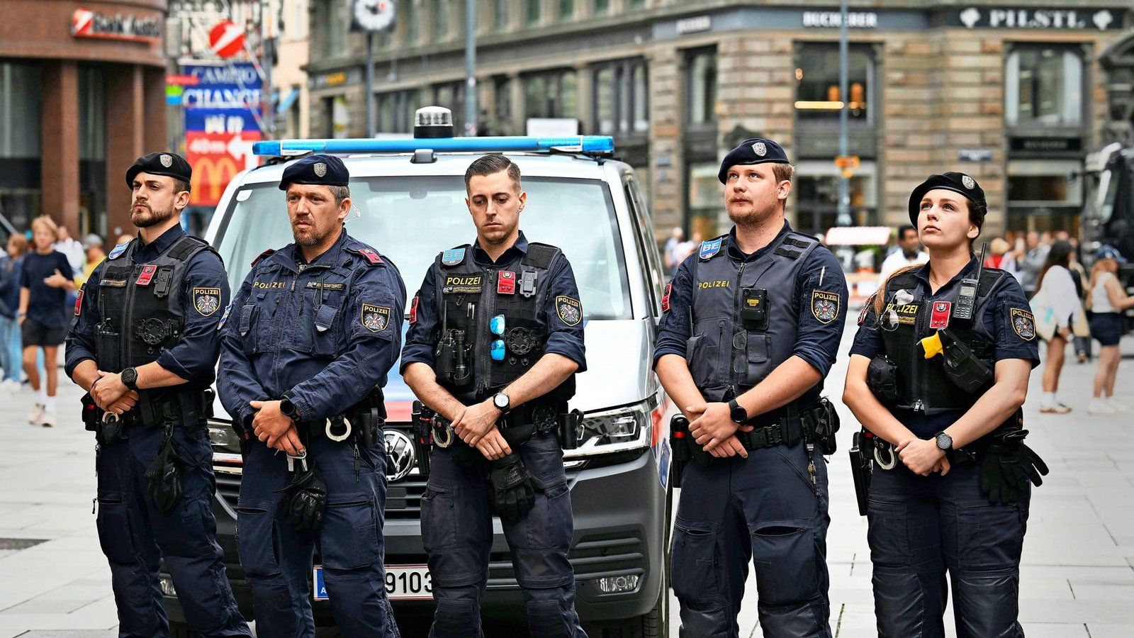 Polizisten in Wien bei einer Schweigeminute für die Opfer von Graz.Foto: Helmut Fohringer/APA/dpa Polizisten in Wien bei einer Schweigeminute für die Opfer von Graz.Foto: Helmut Fohringer/APA/dpa
