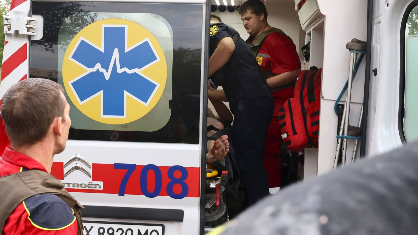 Rettungskräfte kümmerten sich um die Verletzten (Symbolbild).Foto: IMAGO/NurPhoto/Viacheslav Madiievskyi Rettungskräfte kümmerten sich um die Verletzten (Symbolbild).Foto: IMAGO/NurPhoto/Viacheslav Madiievskyi
