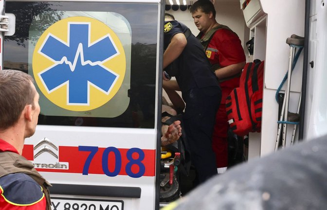 Rettungskräfte kümmerten sich um die Verletzten (Symbolbild).<span class='image-autor'>Foto: IMAGO/NurPhoto/Viacheslav Madiievskyi</span>