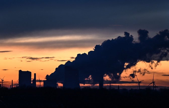 Die Sonne ist hinter dem Braunkohlekraftwerk Niederaußem in NRW untergegangen.<span class='image-autor'>Foto: Federico Gambarini/dpa</span>