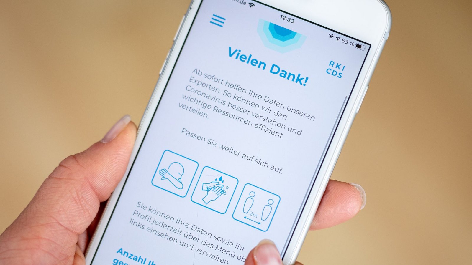 Die „Datenspende“-App des Robert-Koch-Institut (hier ein Archivbild vom April 2020) zeigt die Schwächen etablierter Corona-Kennziffern auf.Foto: dpa/Matthias Balk Die „Datenspende“-App des Robert-Koch-Institut (hier ein Archivbild vom April 2020) zeigt die Schwächen etablierter Corona-Kennziffern auf.Foto: dpa/Matthias Balk