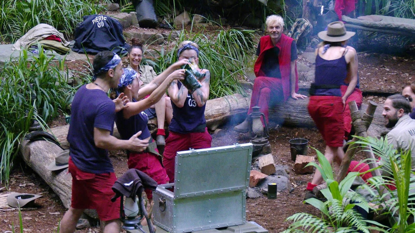 Im Camp ist die Freude über Chips riesig.Foto: RTL/Folge 18_012
