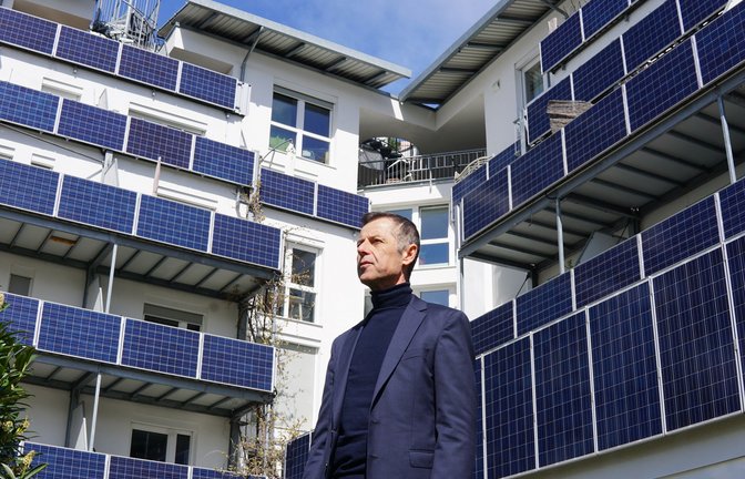 Architekt Wolfgang Frey (62) vor dem energieeffizienten „Green House“ in Freiburg im Breisgau.<span class='image-autor'>Foto: Frey Gruppe/Barbara Schulz-Jara</span>