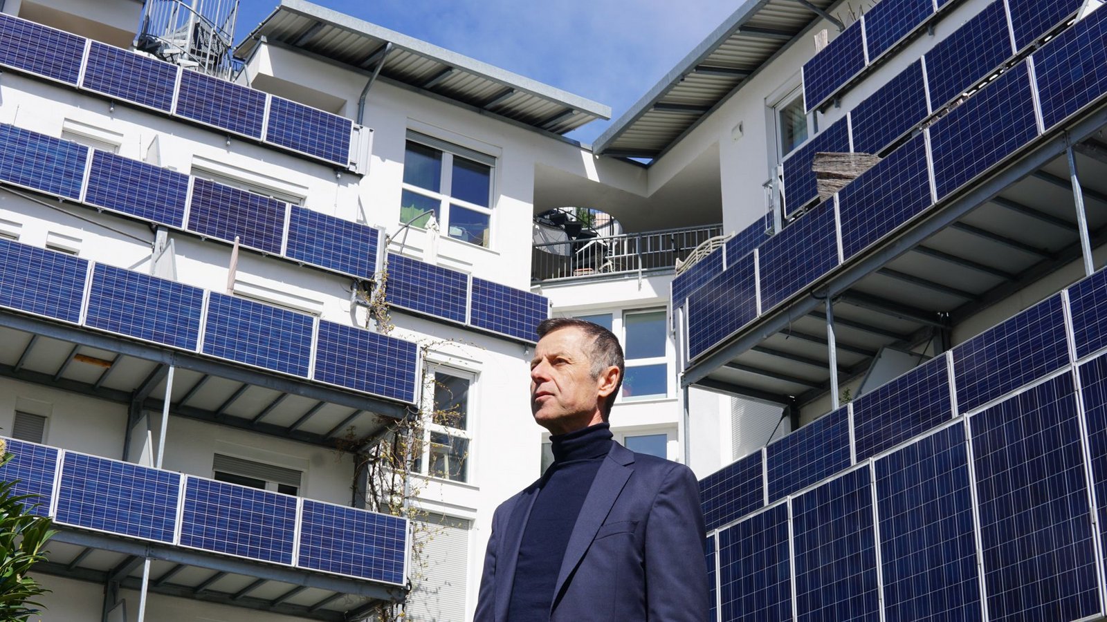 Architekt Wolfgang Frey (62) vor dem energieeffizienten „Green House“ in Freiburg im Breisgau.Foto: Frey Gruppe/Barbara Schulz-Jara