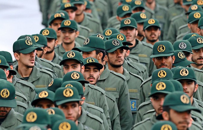 Mitglieder der iranischen Revolutionsgarde bei  einer Zeremonie in Teheran<span class='image-autor'>Foto: Vahid Salemi/AP/dpa/Vahid Salemi</span>