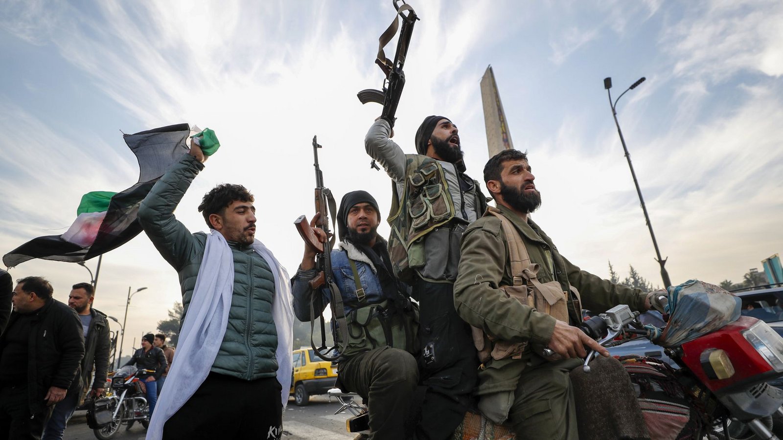Islamistische Kämpfer verkünden das Ende der Regierung von Baschar al-Assad. In Damaskus ist offenbar die iranische Botschaft attackiert und geplündert worden (Symbolfoto).Foto: dpa/Omar Sanadiki Islamistische Kämpfer verkünden das Ende der Regierung von Baschar al-Assad. In Damaskus ist offenbar die iranische Botschaft attackiert und geplündert worden (Symbolfoto).Foto: dpa/Omar Sanadiki