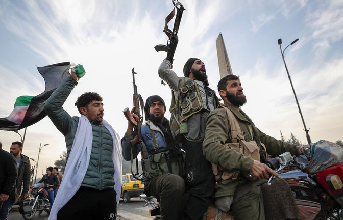 Islamistische Kämpfer verkünden das Ende der Regierung von Baschar al-Assad. In Damaskus ist offenbar die iranische Botschaft attackiert und geplündert worden (Symbolfoto).<span class='image-autor'>Foto: dpa/Omar Sanadiki</span>