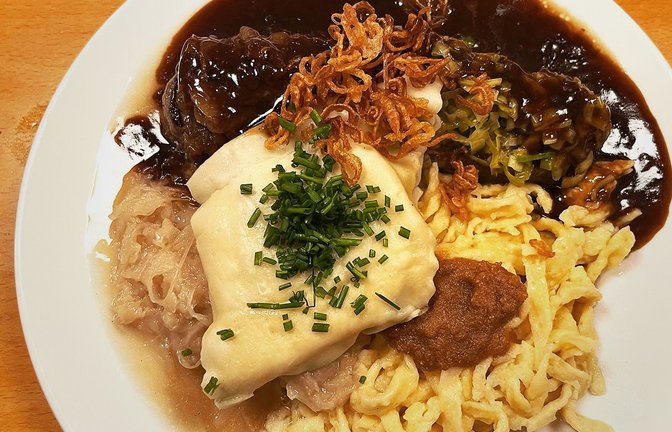 Ein Prachtexemplar von einem Rostbraten mit cremigem Kraut, Maultasche, Spätzle und viel Soß’.<span class='image-autor'>Foto: nja</span>