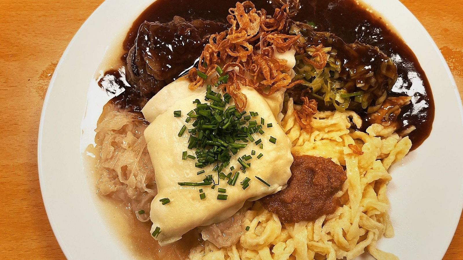 Ein Prachtexemplar von einem Rostbraten mit cremigem Kraut, Maultasche, Spätzle und viel Soß’.Foto: nja Ein Prachtexemplar von einem Rostbraten mit cremigem Kraut, Maultasche, Spätzle und viel Soß’.Foto: nja