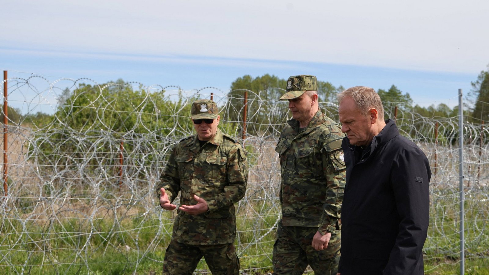 Polens Premier Donald Tusk (rechts) an der Grenze zu Belarus.Foto: dpa/Pawel Supernak Polens Premier Donald Tusk (rechts) an der Grenze zu Belarus.Foto: dpa/Pawel Supernak