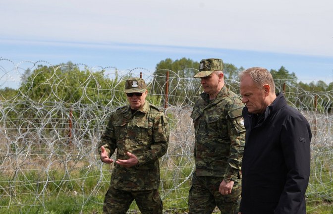 Polens Premier Donald Tusk (rechts) an der Grenze zu Belarus.<span class='image-autor'>Foto: dpa/Pawel Supernak</span>