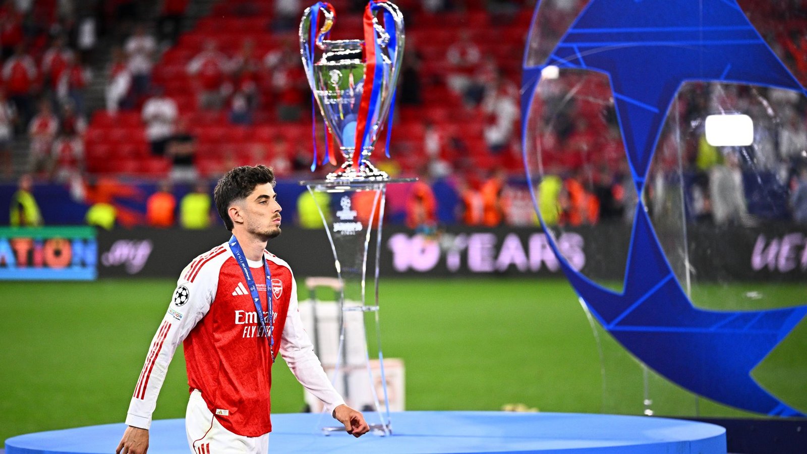 Kai Havertz geht nach dem verlorenen Finale der Champions League am Pokal vorbei.Foto: Tom Weller/dpa Kai Havertz geht nach dem verlorenen Finale der Champions League am Pokal vorbei.Foto: Tom Weller/dpa
