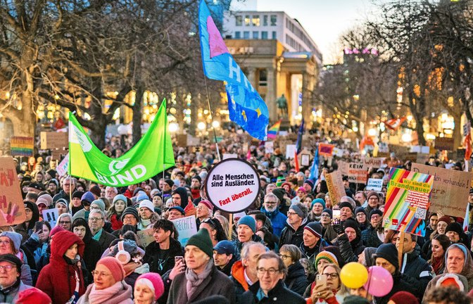 Wie viele Demonstranten in die Landeshauptstadt kamen, ist letztlich unklar. Aber der Stuttgarter Schlossplatz war voller Menschen.  Viele bunte Schilder und Zehntausende Teilnehmer waren bei der Demonstration auf dem Stuttgarter Schlossplatz.<span class='image-autor'>Foto: Lichtgut/Christoph Schmidt</span>