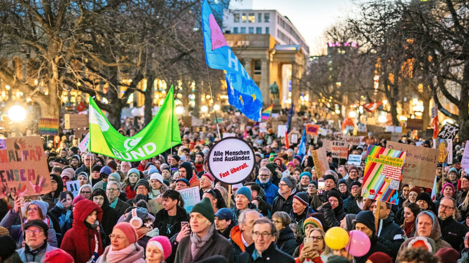 Wie viele Demonstranten in die Landeshauptstadt kamen, ist letztlich unklar. Aber der Stuttgarter Schlossplatz war voller Menschen. Viele bunte Schilder und Zehntausende Teilnehmer waren bei der Demonstration auf dem Stuttgarter Schlossplatz.Foto: Lichtgut/Christoph Schmidt Wie viele Demonstranten in die Landeshauptstadt kamen, ist letztlich unklar. Aber der Stuttgarter Schlossplatz war voller Menschen. Viele bunte Schilder und Zehntausende Teilnehmer waren bei der Demonstration auf dem Stuttgarter Schlossplatz.Foto: Lichtgut/Christoph Schmidt