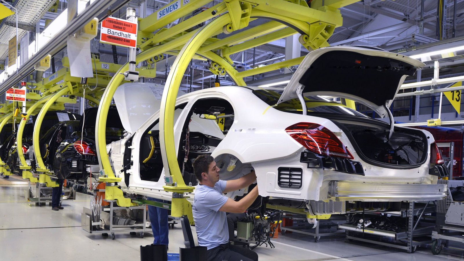 Ohne einen starken Automobilbereich – hier ein Blick in die Sindelfinger Produktion von Mercedes – sorgen sich die Menschen um den Wohlstand im Land.Foto: imago images/Hans-Günther Oed Ohne einen starken Automobilbereich – hier ein Blick in die Sindelfinger Produktion von Mercedes – sorgen sich die Menschen um den Wohlstand im Land.Foto: imago images/Hans-Günther Oed