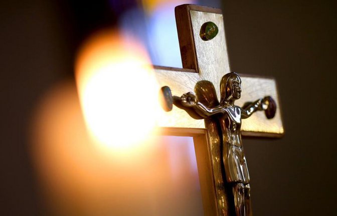 Ein Kirchenbesucher blieb länger als gewollt in der Kirche. (Symbolbild)<span class='image-autor'>Foto: dpa-Zentralbild/Ronny Hartmann</span>