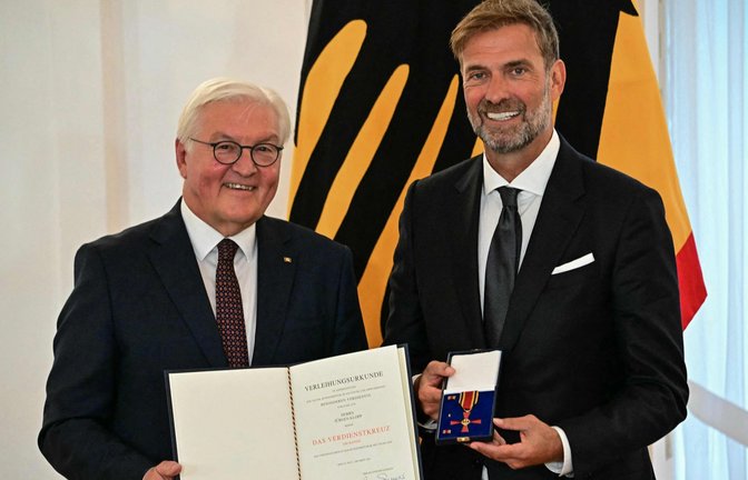 Bundespräsident Frank-Walter Steinmeier (links) und Jürgen Klopp.<span class='image-autor'>Foto: AFP/TOBIAS SCHWARZ</span>