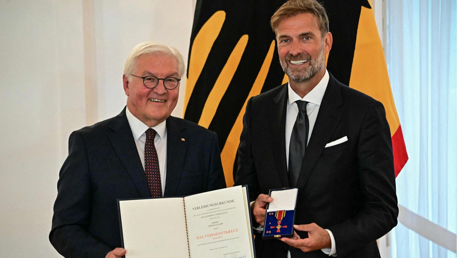 Bundespräsident Frank-Walter Steinmeier (links) und Jürgen Klopp.Foto: AFP/TOBIAS SCHWARZ