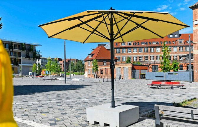 Drei dieser Sonnenschirme stehen am Marga-von-Etzdorf-Platz; sie gehören zu den insgesamt 29 Stück, die die Stadt diesen Sommer über Stuttgart verteilt hat.<span class='image-autor'>Foto: Lichtgut/Max Kovalenko</span>