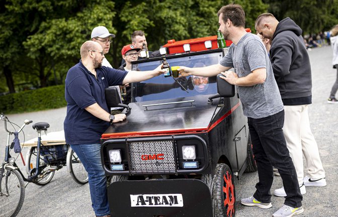 Männer stehen am Vatertag um einen besonderen „Bollerwagen“.<span class='image-autor'>Foto: picture alliance/dpa/Moritz Frankenberg</span>
