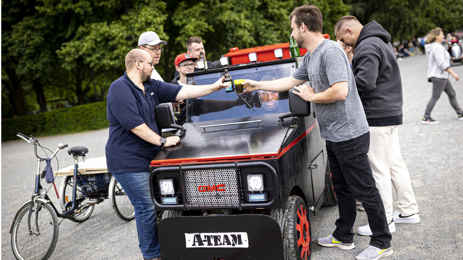 Männer stehen am Vatertag um einen besonderen „Bollerwagen“.Foto: picture alliance/dpa/Moritz Frankenberg Männer stehen am Vatertag um einen besonderen „Bollerwagen“.Foto: picture alliance/dpa/Moritz Frankenberg