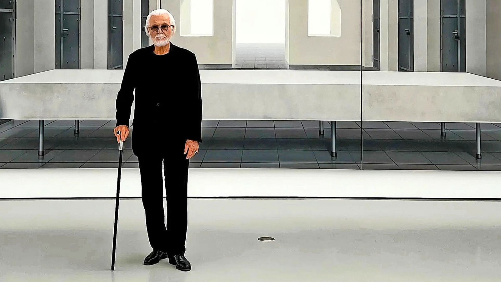 Ben Willikens 2024 im Museum Schauwerk vor seinem berühmten Gemälde „Abendmahl“Foto: Archiv Ben Willikens