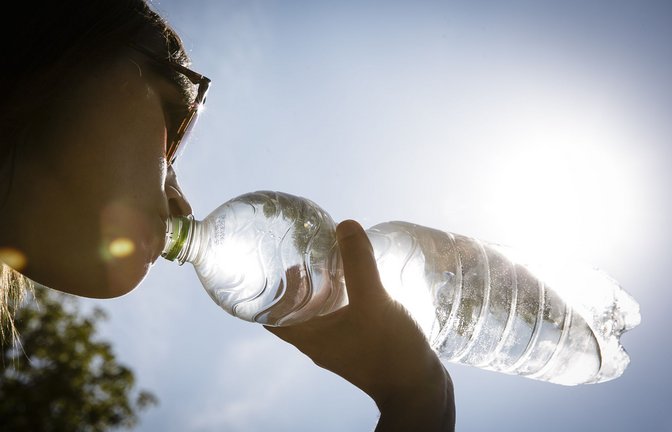 Wer für mindestens 2,5 Liter Flüssigkeitszufuhr am Tag sorgt, sich viel bewegt, wenig Salz und Fleisch konsumiert, der senkt das Risiko, einen Harnstein zu bekommen.<span class='image-autor'>Foto: Lichtgut/Verena Ecker</span>