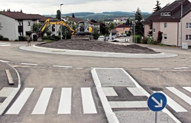 Gute Nachricht für alle Verkehrsteilnehmer: Nach knapp dreieinhalb Monaten Bauzeit wird heute Abend die Vaihinger Hans-Krieg-Straße wieder freigegeben. Der Kreisverkehr an der Kreuzung zur Kehlstraße mit einem Durchmesser von 34 Metern wird im Laufe des T