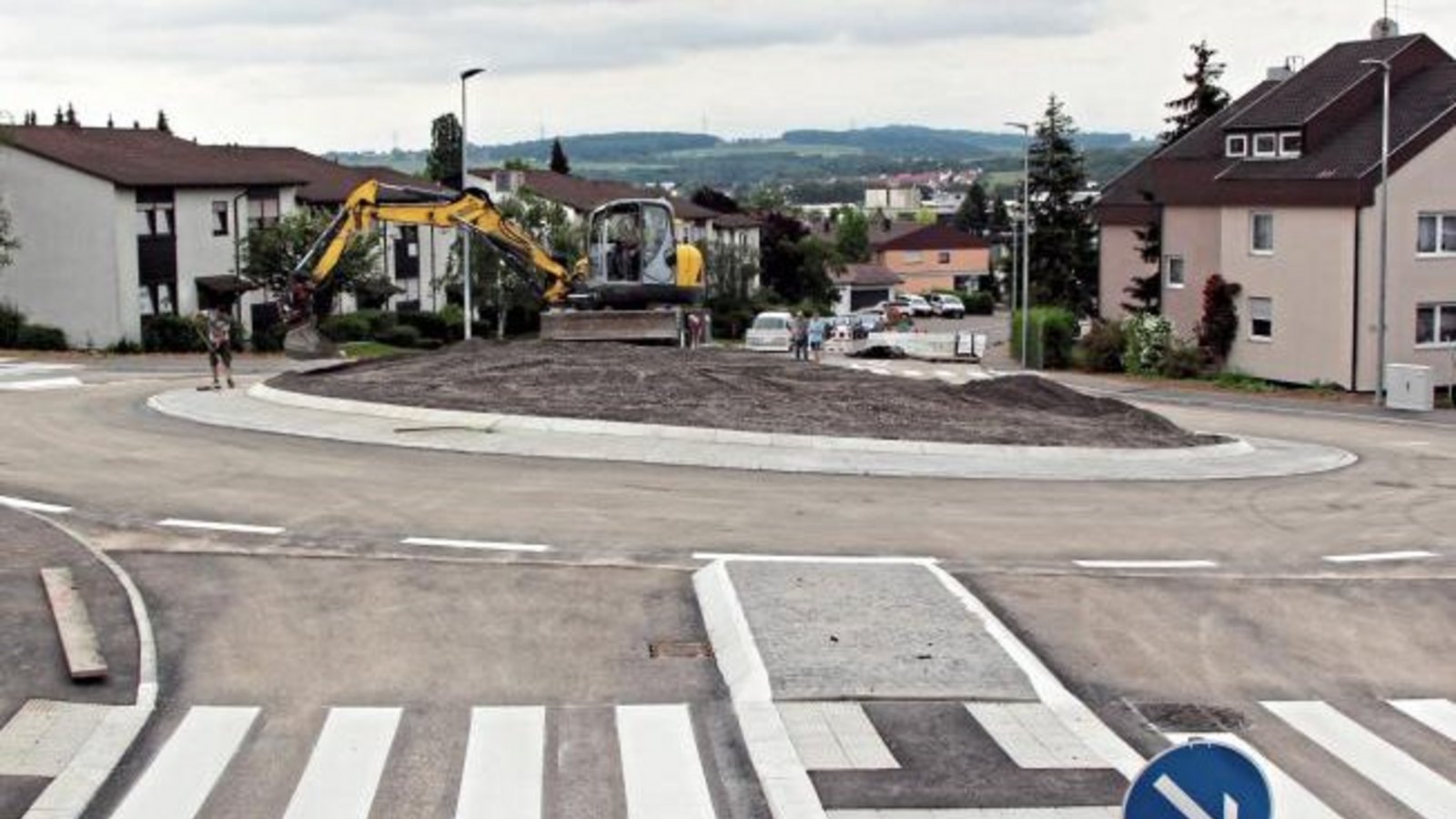 Gute Nachricht für alle Verkehrsteilnehmer: Nach knapp dreieinhalb Monaten Bauzeit wird heute Abend die Vaihinger Hans-Krieg-Straße wieder freigegeben. Der Kreisverkehr an der Kreuzung zur Kehlstraße mit einem Durchmesser von 34 Metern wird im Laufe des T Gute Nachricht für alle Verkehrsteilnehmer: Nach knapp dreieinhalb Monaten Bauzeit wird heute Abend die Vaihinger Hans-Krieg-Straße wieder freigegeben. Der Kreisverkehr an der Kreuzung zur Kehlstraße mit einem Durchmesser von 34 Metern wird im Laufe des T