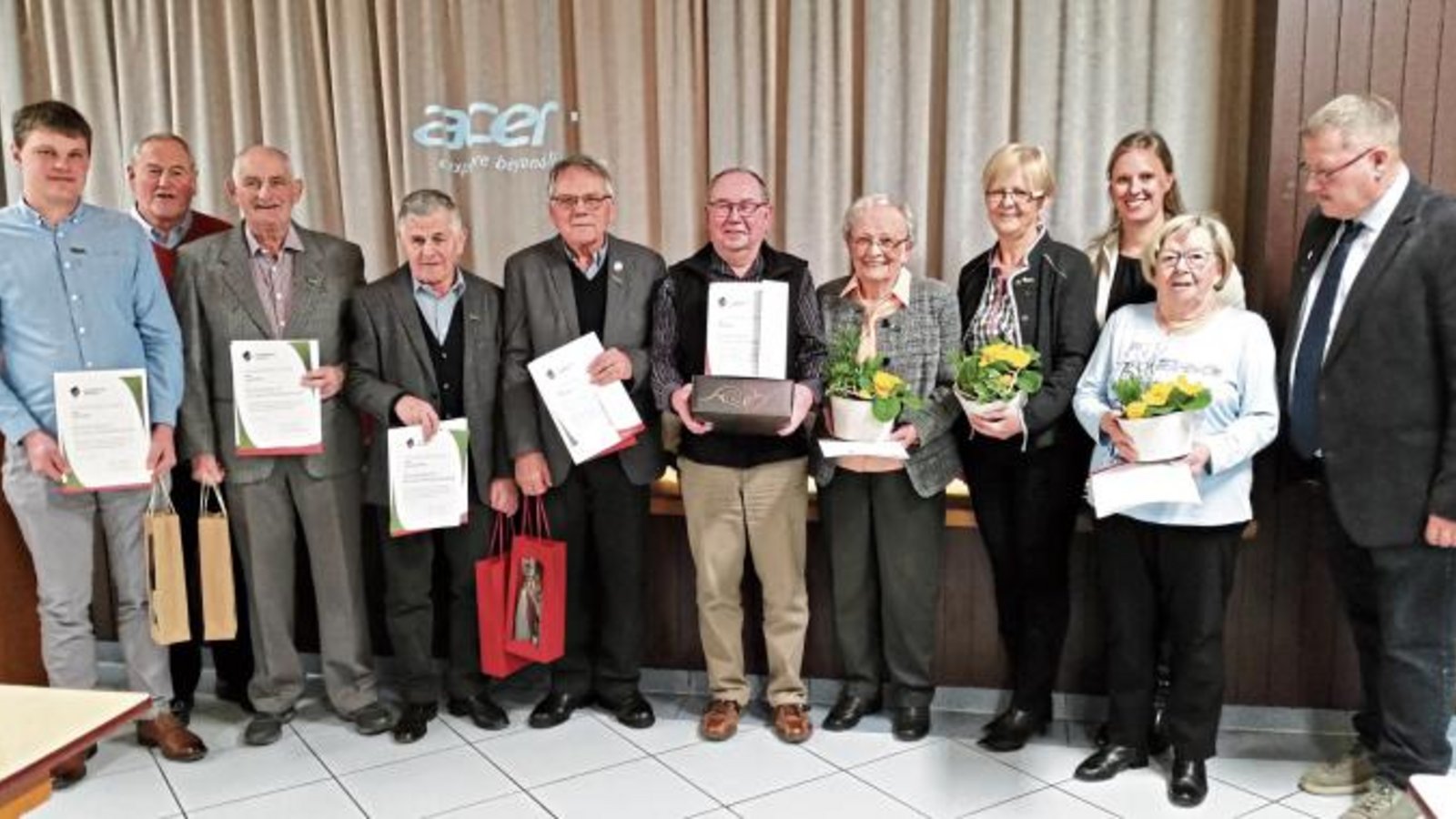 Ehrungen beim Sachsenheimer Albverein (von links): Wilfried Mann, Lothar Makkens, Reinhold Mann, Heinz Zuckschwerdt, Gerhard Oelke, Werner Böhm, Gretel Müller, Karin Vögele, Senta Teifl-Veigel, Ingrid Zucker, Frank Schröter.  Foto: p