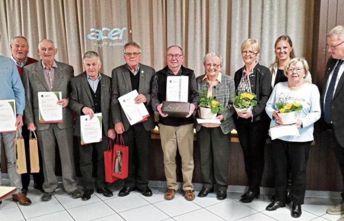 Ehrungen beim Sachsenheimer Albverein (von links): Wilfried Mann, Lothar Makkens, Reinhold Mann, Heinz Zuckschwerdt, Gerhard Oelke, Werner Böhm, Gretel Müller, Karin Vögele, Senta Teifl-Veigel, Ingrid Zucker, Frank Schröter.  Foto: p