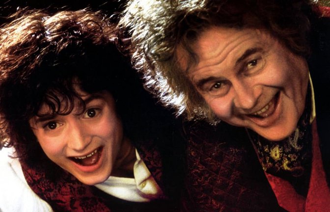 Ian Holm als Bilbo Baggins (re.) und Elijah Wood als Frodo in der Film-Trilogie „The Lord of the Rings". OF THE RINGS: THE FELLOWSHIP OF THE RING ELIJAH WOOD as Frodo, IAN HOLM as Bilbo Baggins<span class='image-autor'>Imago/Ronald Grant</span>