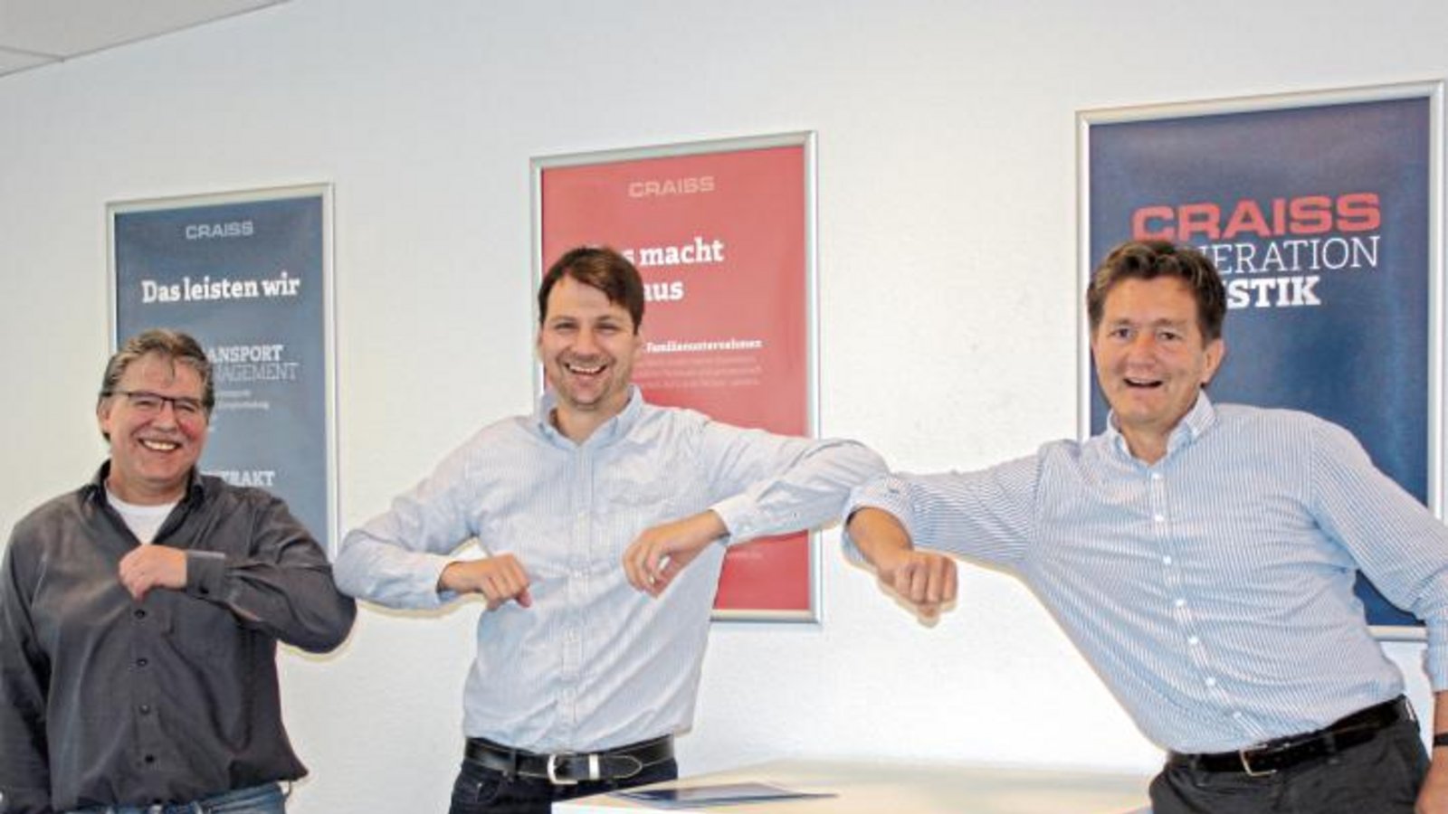 Geschäftsführer Michael Craiss (r.) und Personalleiter Dirk Fuhrmann (l.) ehrten im vergangenen Jahr 14 Mitarbeiter für ihre langjährige Betriebszugehörigkeit, darunter Axel Holzhäuer. Foto: p Geschäftsführer Michael Craiss (r.) und Personalleiter Dirk Fuhrmann (l.) ehrten im vergangenen Jahr 14 Mitarbeiter für ihre langjährige Betriebszugehörigkeit, darunter Axel Holzhäuer. Foto: p