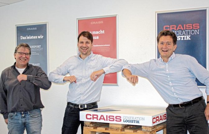 Geschäftsführer Michael Craiss (r.) und Personalleiter Dirk Fuhrmann (l.) ehrten im vergangenen Jahr 14 Mitarbeiter für ihre langjährige Betriebszugehörigkeit, darunter Axel Holzhäuer.  Foto: p