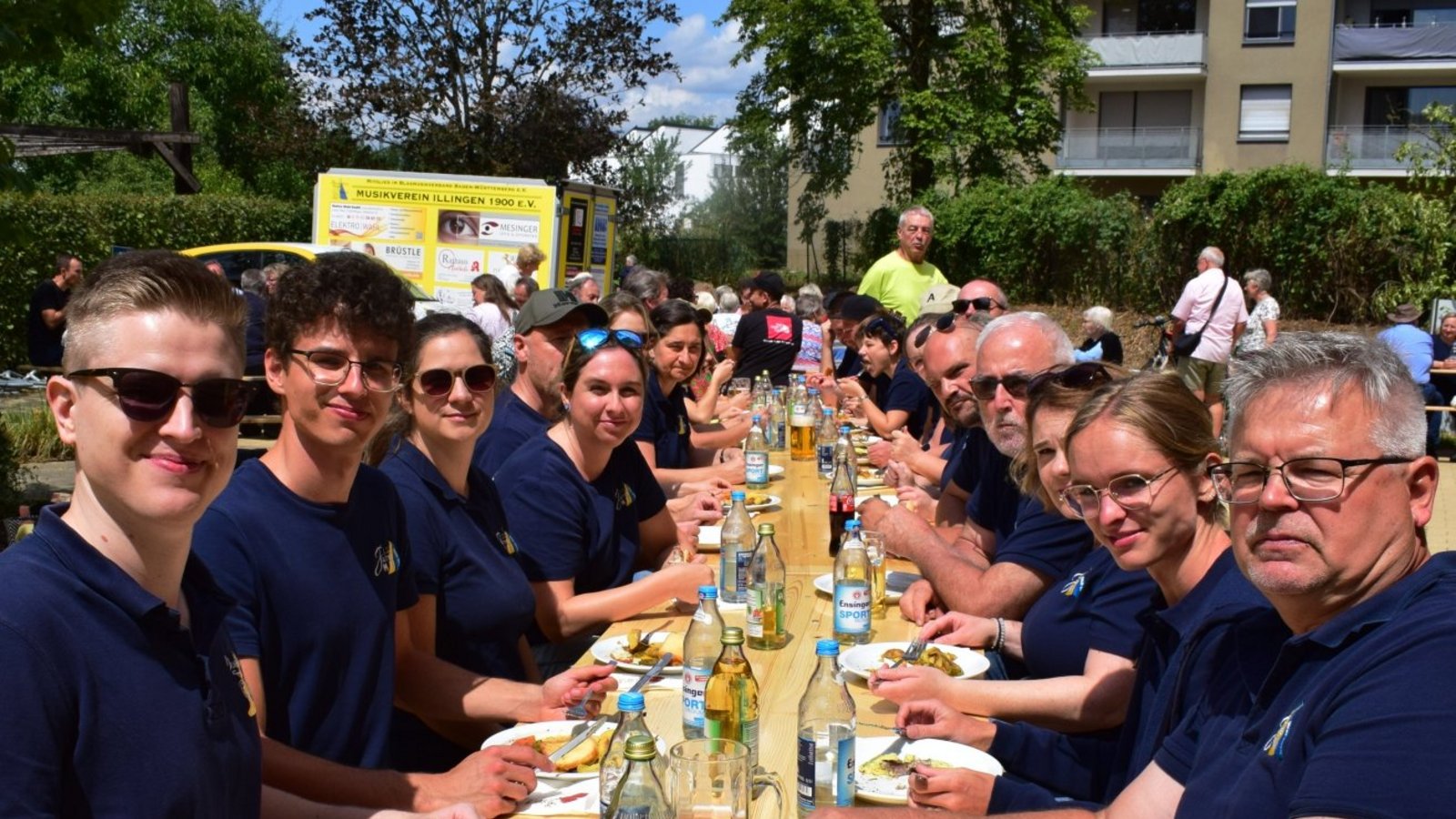 Gute Gespräche und leckere Speisen: Das Sommerfest im St. Clara kommt gut an.  Foto: p