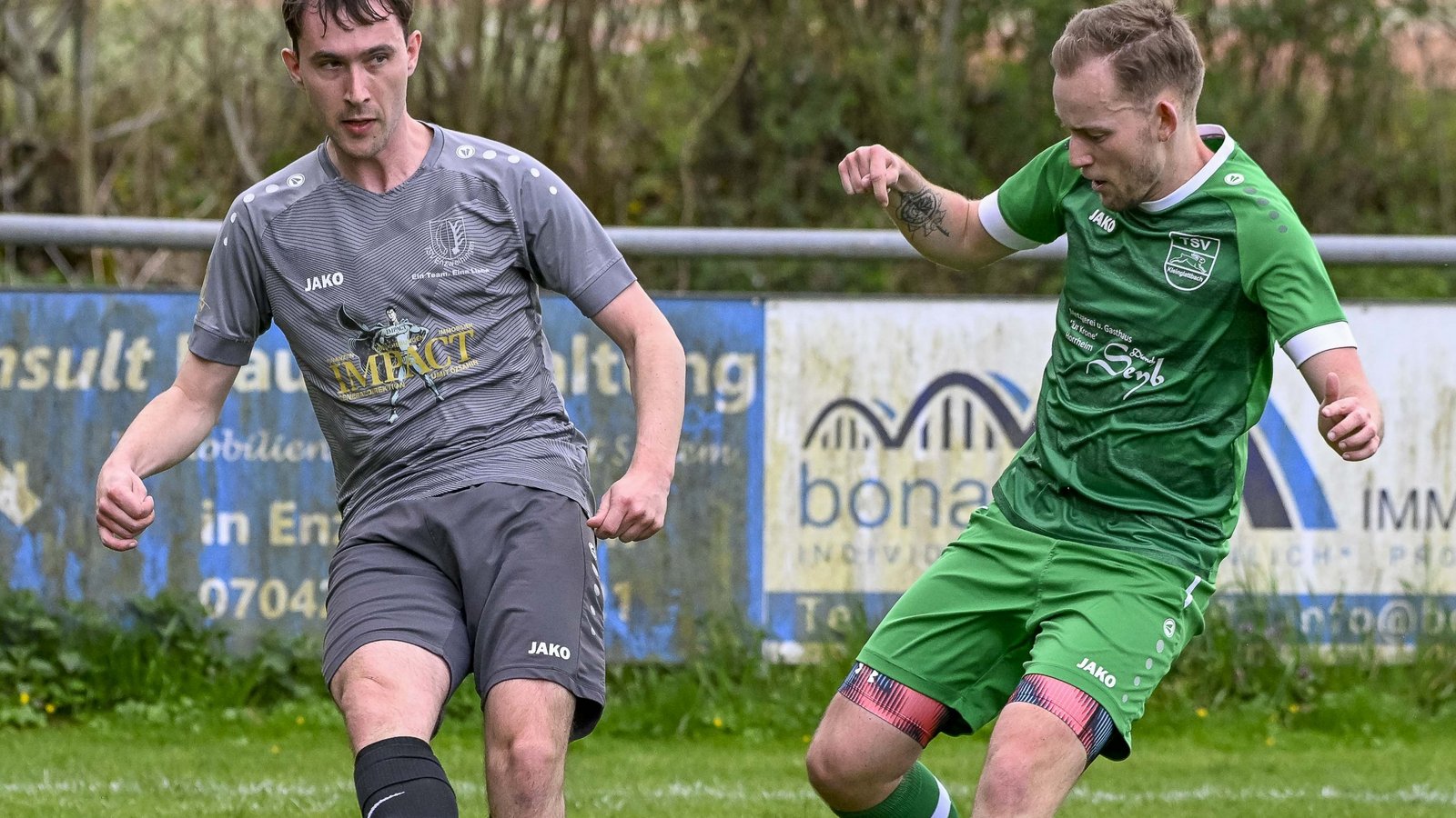 Der TSV Enzweihingen (links Yannick Rähmer) geht selbstbewusst ins Spitzenspiel gegen den TSV Ensingen. Archivfoto: Leitner Der TSV Enzweihingen (links Yannick Rähmer) geht selbstbewusst ins Spitzenspiel gegen den TSV Ensingen. Archivfoto: Leitner