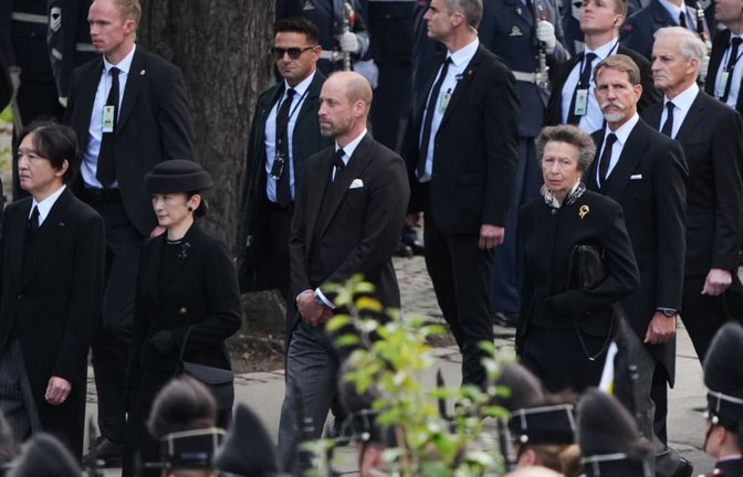Japans Kronprinz Akishino (l-r) und Kronprinzessin Kiko, Großbritanniens Prinz William und Großbritanniens Prinzessin Anne folgen dem Trauerzug anlässlich der Beisetzung des norwegischen Königs Harald V., als sie an der Osler Domkirche eintreffen.<span class='image-autor'>Markus Schreiber/AP/dpa</span>