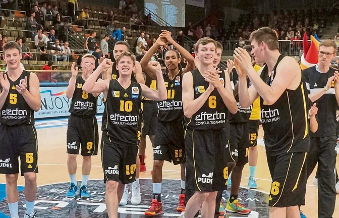Das Ludwigsburger JBBL-Team mit Leonard Hellwig (Dritter von rechts) und Trainer Ross Jorgusen (rechts) jubelt über die Meisterschaft. Fotos: Heiko Kutzschmar