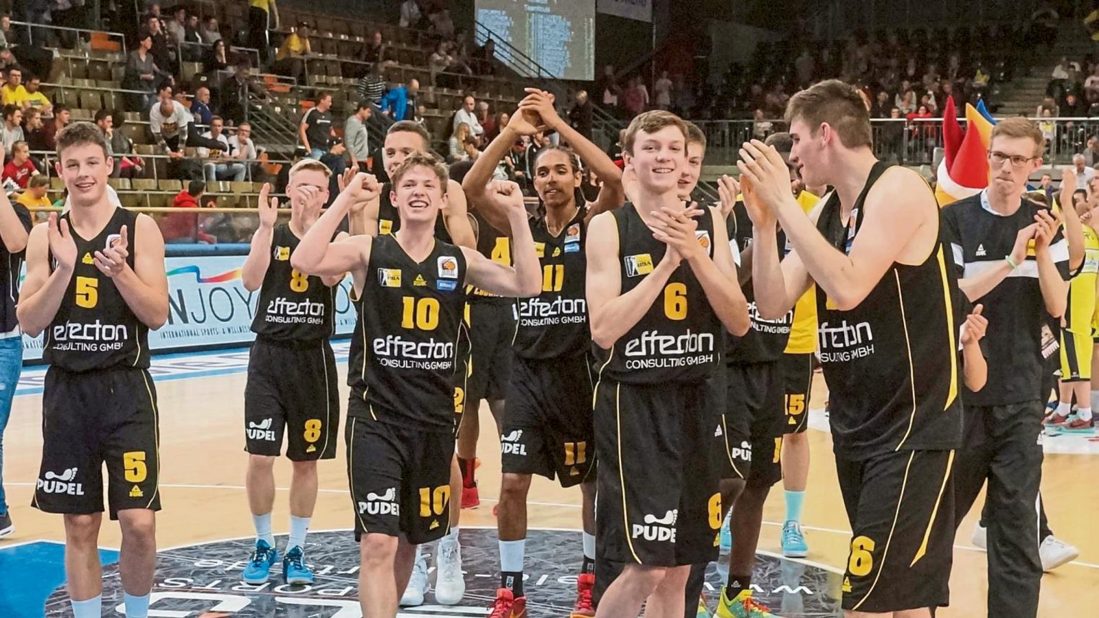 Das Ludwigsburger JBBL-Team mit Leonard Hellwig (Dritter von rechts) und Trainer Ross Jorgusen (rechts) jubelt über die Meisterschaft. Fotos: Heiko Kutzschmar