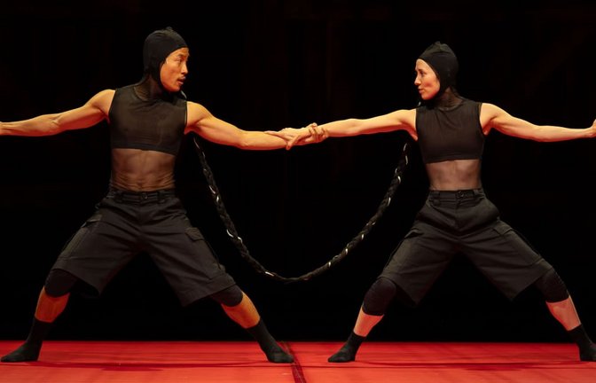 Die Gauthier-Tänzer Shori Yamamoto und Sidney Elizabeth Turtschi sind auf der Bühne und im Privaten eng verbunden: Szene aus Rena Butlers Duett „Ritual in Rain“.<span class='image-autor'>Hannah Murphy/Jacob‘s Pillow Festival</span>