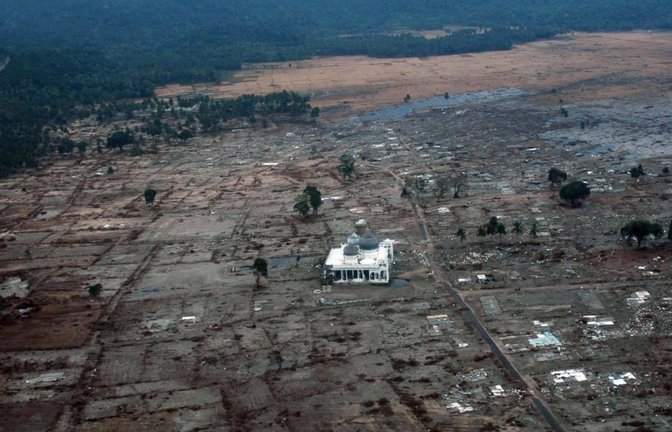 Das Erdbeben im Indischen Ozean am 26. Dezember 2004 war ein unterseeisches Megathrust-Erdbeben mit einer Magnitude von 9,1 und dem Epizentrum 85 Kilometer vor der Nordwestküste der indonesischen Insel Sumatra. Es war das drittstärkste jemals aufgezeichnete Beben und löste eine Reihe verheerender Tsunamis an den Küsten des Indischen Ozeans aus.<span class='image-autor'>Imago/Newscom World</span>