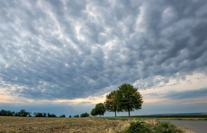 Regenwolken ziehen am Morgen auf. Nach wochenlangem Sonnenschein und viel Hitze startet die neue Woche in Baden-Württemberg mit eher wechselhaftem Wetter. (Symbolfoto)<span class='image-autor'>Thomas Warnack/dpa</span>