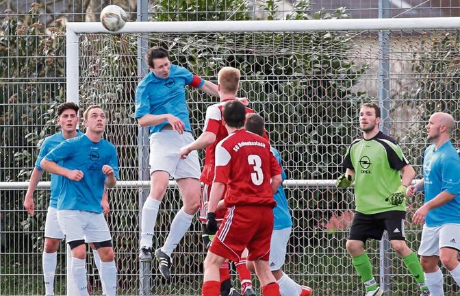 Prunkstück des TSV Häfnerhaslach in dieser Saison ist die Abwehr. Das Team um Kapitän Dennis Toetz (am Ball) kassierte bislang nur 25 Gegentore. Foto: Küppers