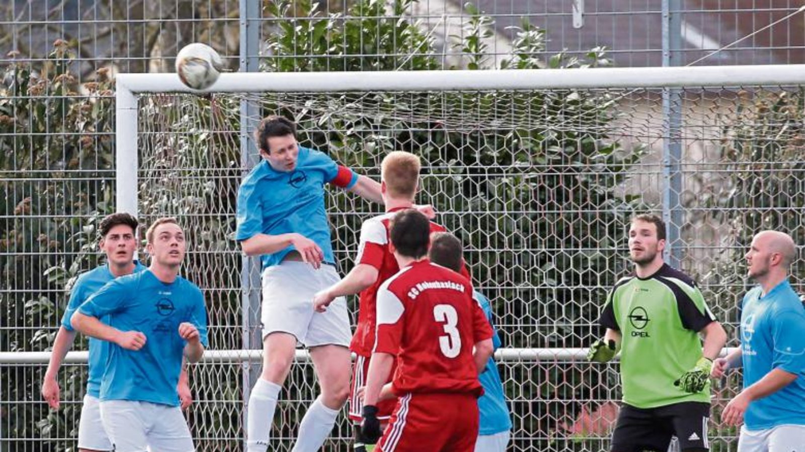 Prunkstück des TSV Häfnerhaslach in dieser Saison ist die Abwehr. Das Team um Kapitän Dennis Toetz (am Ball) kassierte bislang nur 25 Gegentore. Foto: Küppers