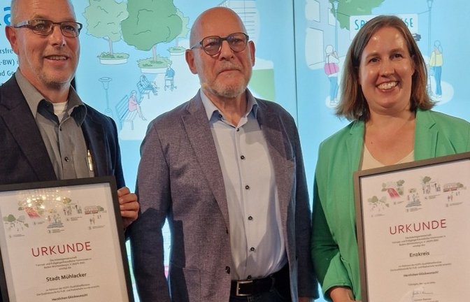 Verkehrsminister Winfried Hermann (Mitte) gratuliert dem Enzkreis, vertreten durch Hilde Neidhardt, und der Stadt Mühlacker, vertreten durch Jörg Soulier. Foto: LE/Wexel