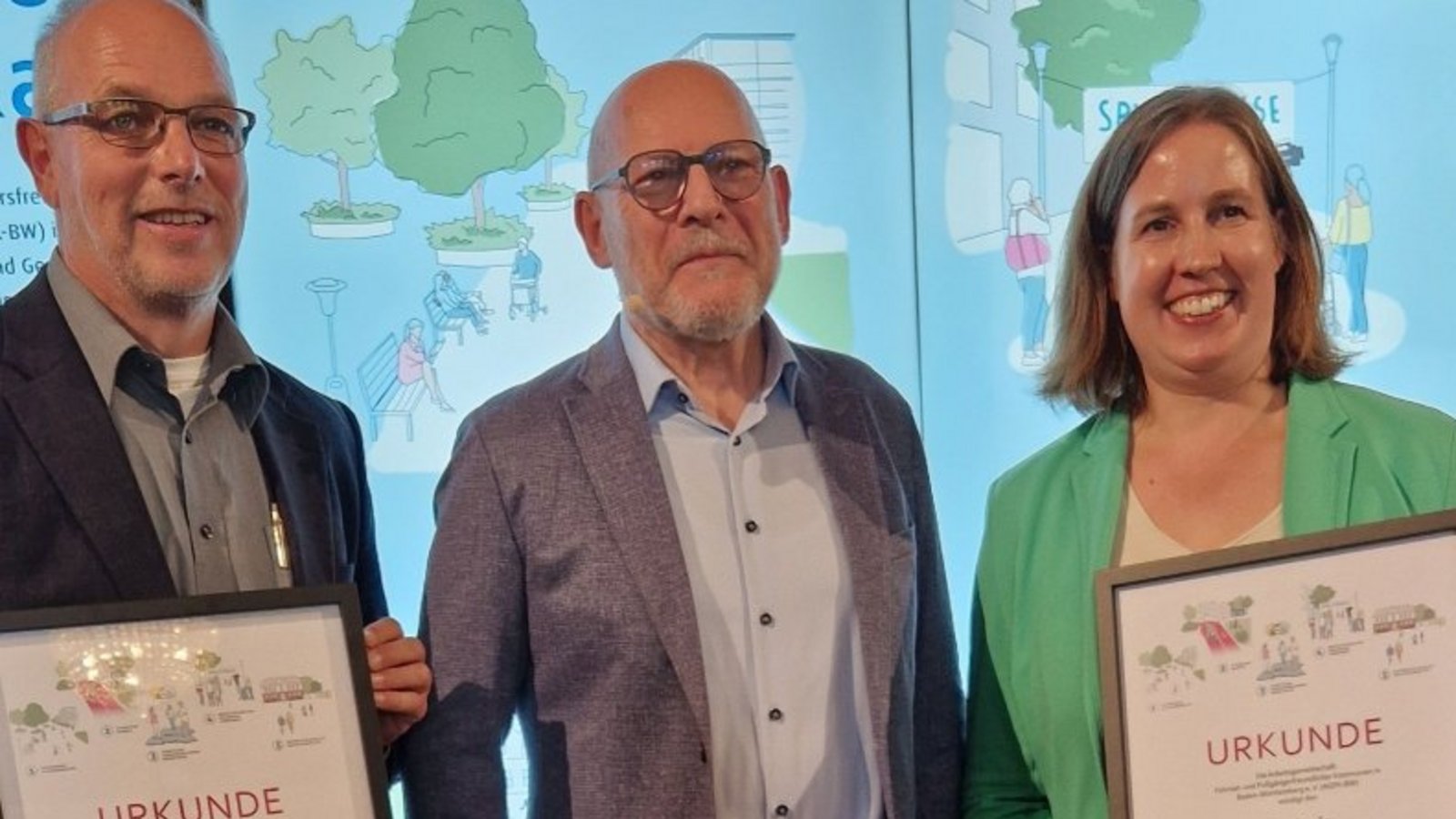 Verkehrsminister Winfried Hermann (Mitte) gratuliert dem Enzkreis, vertreten durch Hilde Neidhardt, und der Stadt Mühlacker, vertreten durch Jörg Soulier. Foto: LE/Wexel Verkehrsminister Winfried Hermann (Mitte) gratuliert dem Enzkreis, vertreten durch Hilde Neidhardt, und der Stadt Mühlacker, vertreten durch Jörg Soulier. Foto: LE/Wexel