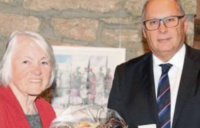 Werner Somlai dankt Grete Werner-Wesner für ihr Wirken und verleiht ihr die Bürgermedaille.  Foto: Gergen
